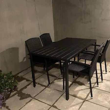 Apartment Central Kaelder Lejlighed *