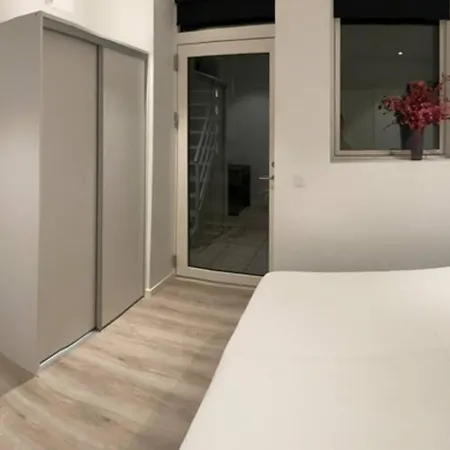 Central Kaelder Lejlighed *